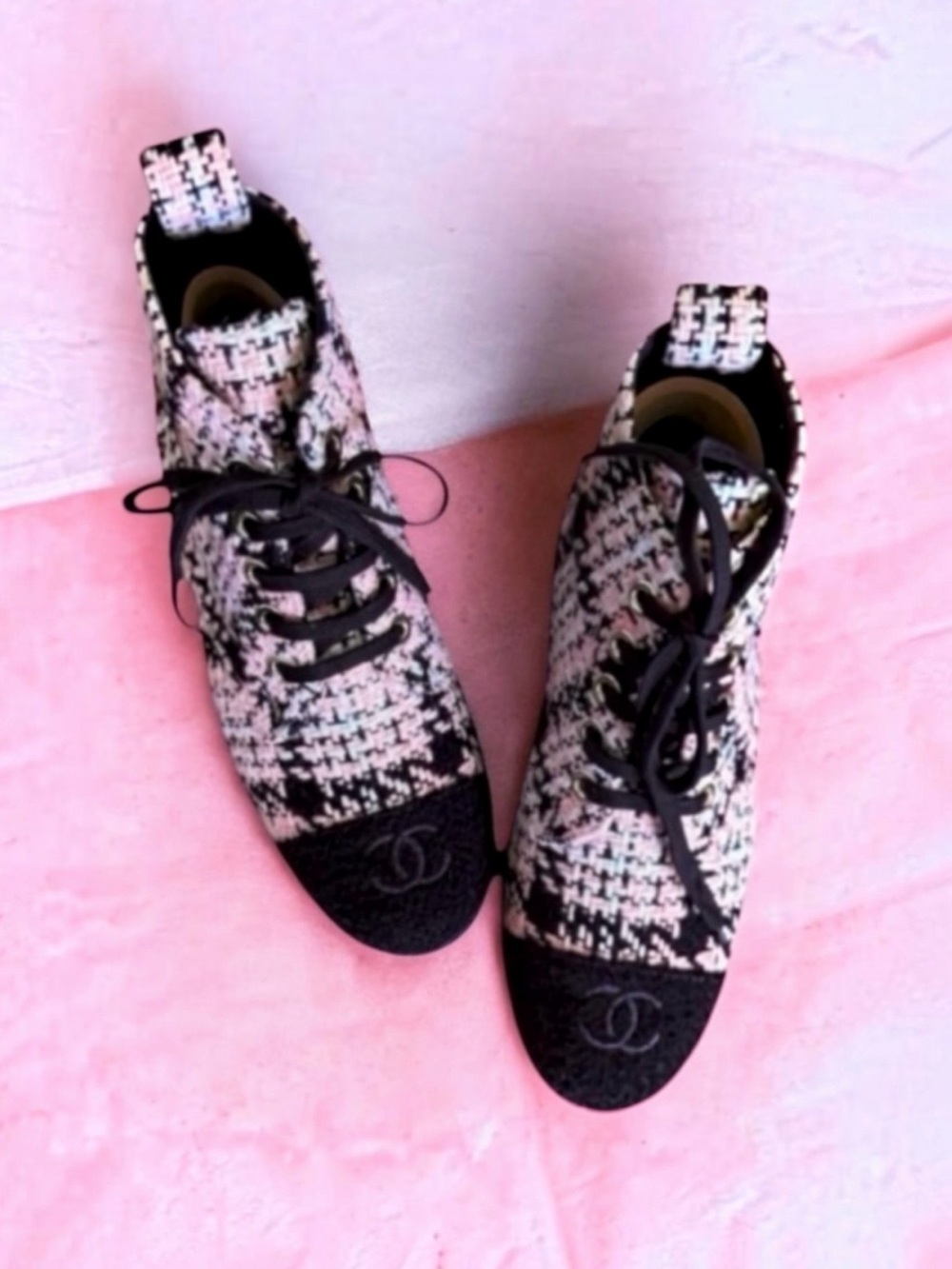🆕💞CHANEL Interlocking CC Logo Tweed Lace-Up Combat Boots • PINK & BLACK • 37 EU